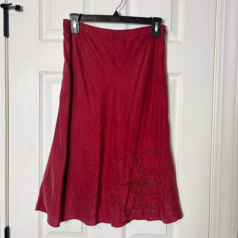 100% silk Banana Republic vintage skirt w/floral embroidery and fully lined